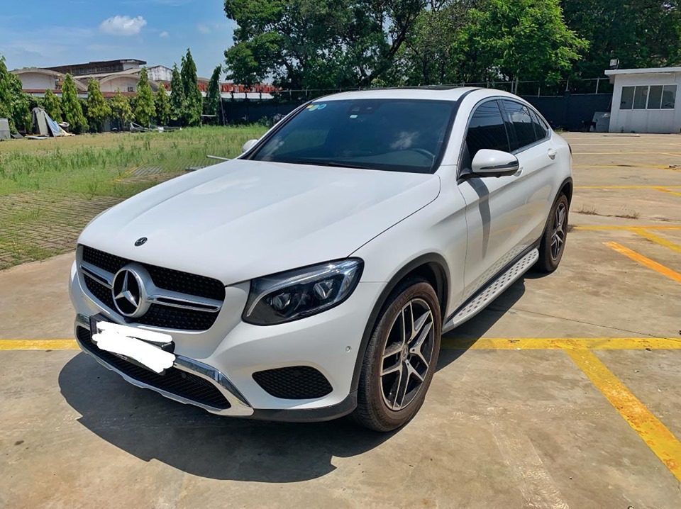 Mercedes-Benz GLC-Class GLC300 2018 - Bán xe Mercedes GLC300 Coupe trắng, nội thất nâu 2018 siêu lướt. Có hỗ trợ trả góp ưu đãi