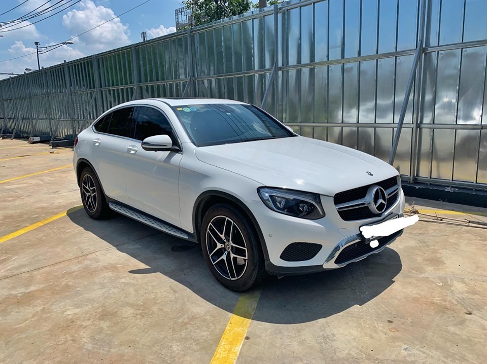 Mercedes-Benz GLC-Class GLC300 2018 - Bán xe Mercedes GLC300 Coupe trắng, nội thất nâu 2018 siêu lướt. Có hỗ trợ trả góp ưu đãi