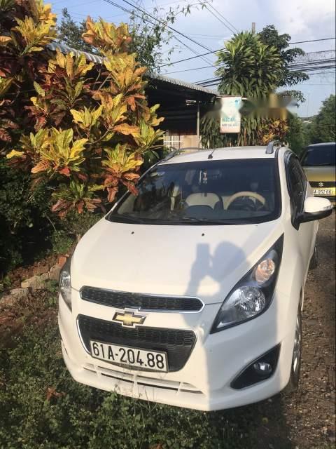 Chevrolet Spark  LTZ 2015 - Cần bán gấp Chevrolet Spark LTZ năm sản xuất 2015, màu trắng số tự động, giá chỉ 255 triệu