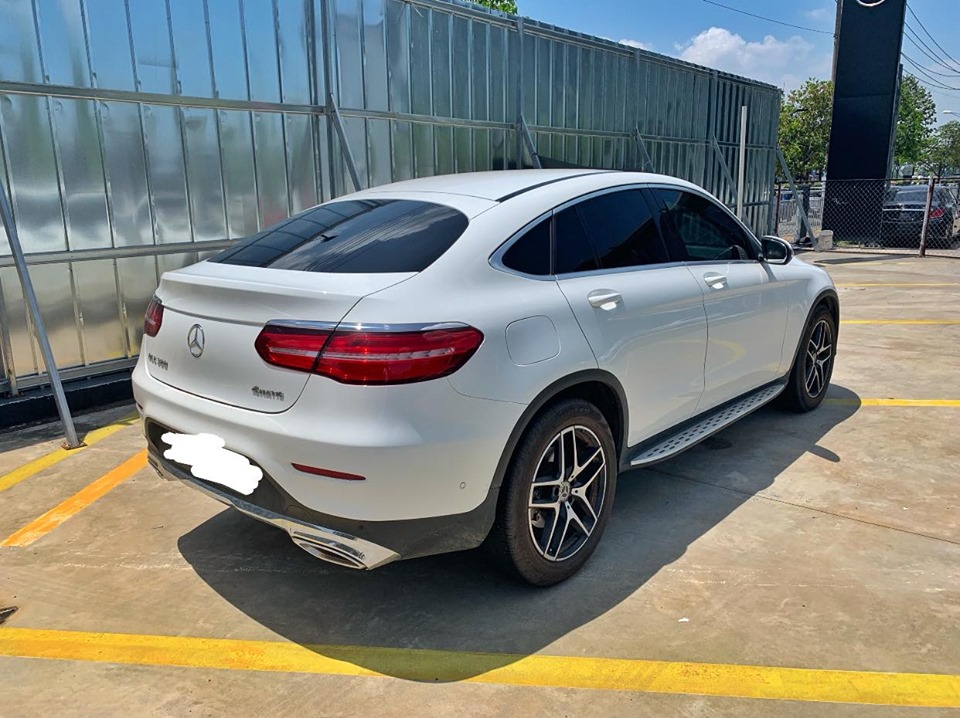 Mercedes-Benz GLC-Class GLC300 2018 - Bán xe Mercedes GLC300 Coupe trắng, nội thất nâu 2018 siêu lướt. Có hỗ trợ trả góp ưu đãi