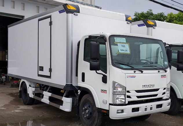 Isuzu NQR  75LE4 2019 - Bán ô tô Isuzu NQR NQR75LE4 năm 2019, màu trắng, xe nhập, 880 triệu