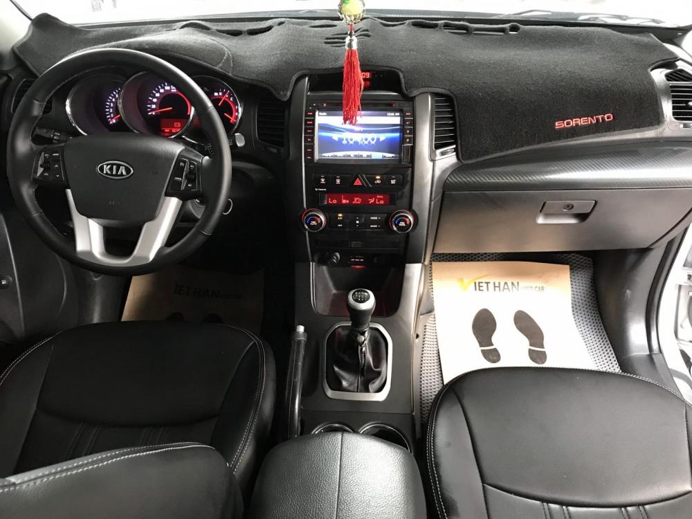 Kia Sorento 2.4MT 2012 - Bán Kia Sorento 2.4MT màu bạc, số sàn, 7 chỗ, máy xăng, sản xuất 2012, full options