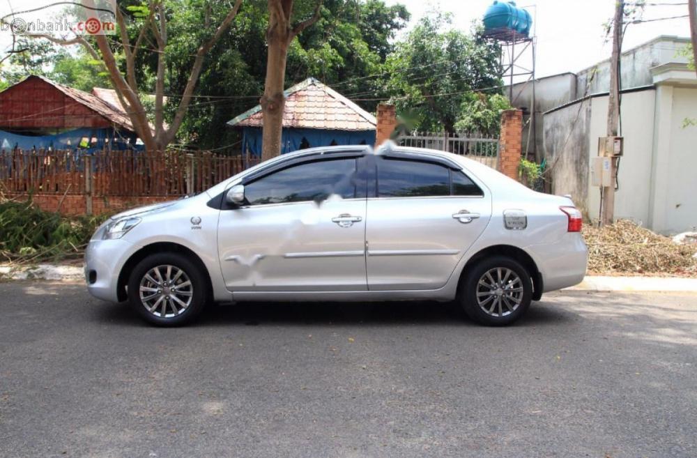 Toyota Vios MT 2010 - Cần bán lại xe Toyota Vios MT sản xuất năm 2010, màu bạc còn mới giá cạnh tranh