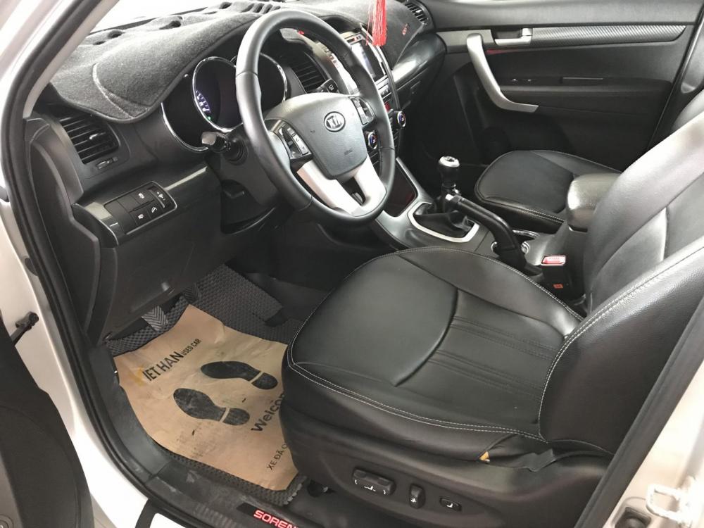 Kia Sorento 2.4MT 2012 - Bán Kia Sorento 2.4MT màu bạc, số sàn, 7 chỗ, máy xăng, sản xuất 2012, full options