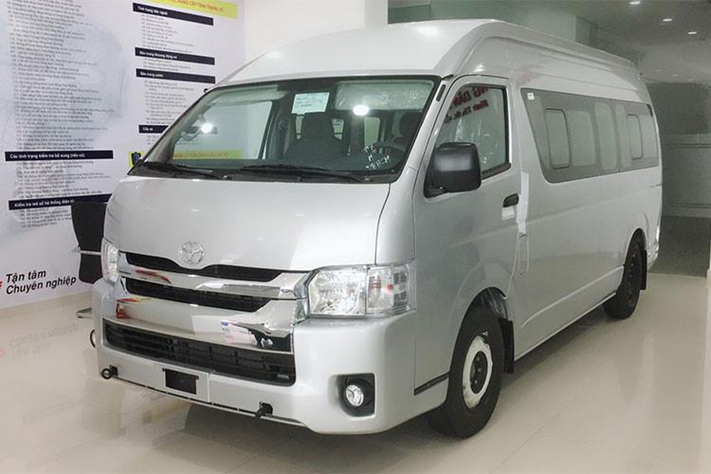 Toyota Hiace 2018 - Bán Toyota Hiace sản xuất năm 2018, màu bạc, nhập khẩu, giảm ngay 169 tr chỉ còn 830tr