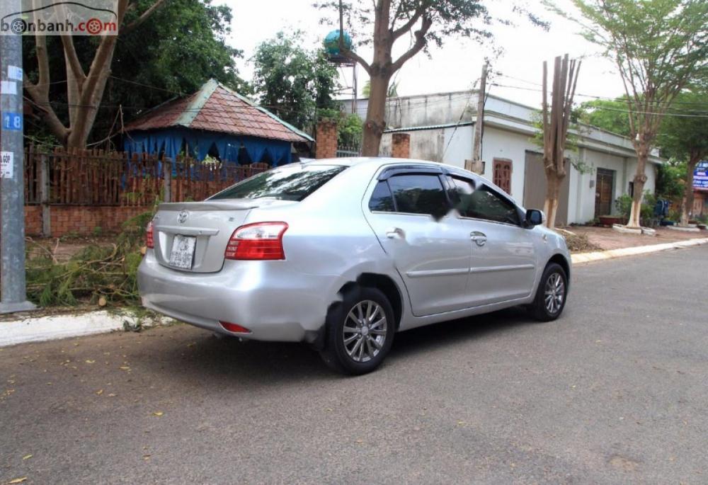 Toyota Vios MT 2010 - Cần bán lại xe Toyota Vios MT sản xuất năm 2010, màu bạc còn mới giá cạnh tranh