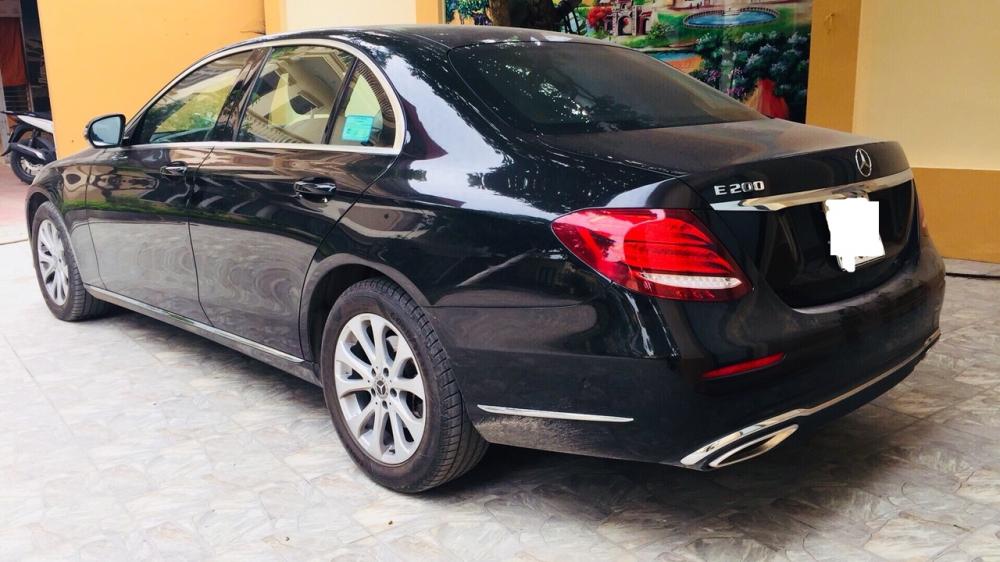 Mercedes-Benz E class 2018 - Cần bán lại xe Mercedes đời 2018, màu đen số tự động