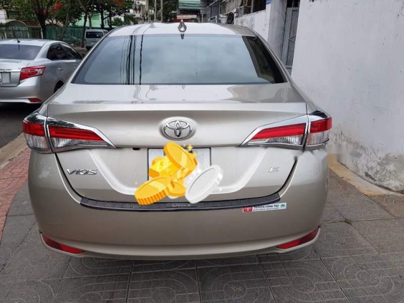 Toyota Vios E 2019 - Bán Toyota Vios E năm 2019, màu vàng cát, siêu lướt