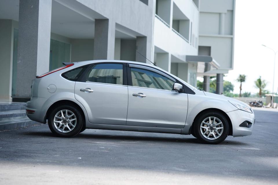 Ford Focus 2010 - Cần bán Ford Focus đời 2010, màu bạc chính chủ