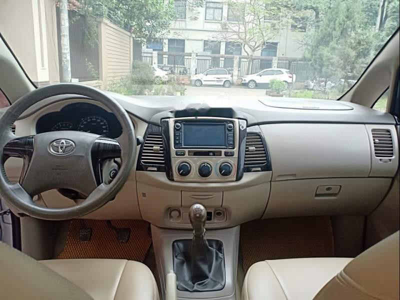 Toyota Innova   2.0E 2014 - Bán ô tô Toyota Innova 2.0E đời 2014, màu bạc chính chủ