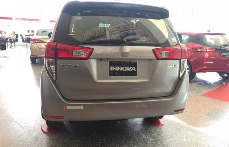 Toyota Innova 2.0E 2019 - Bán ô tô Toyota Innova đời 2019, màu bạc, giá tốt