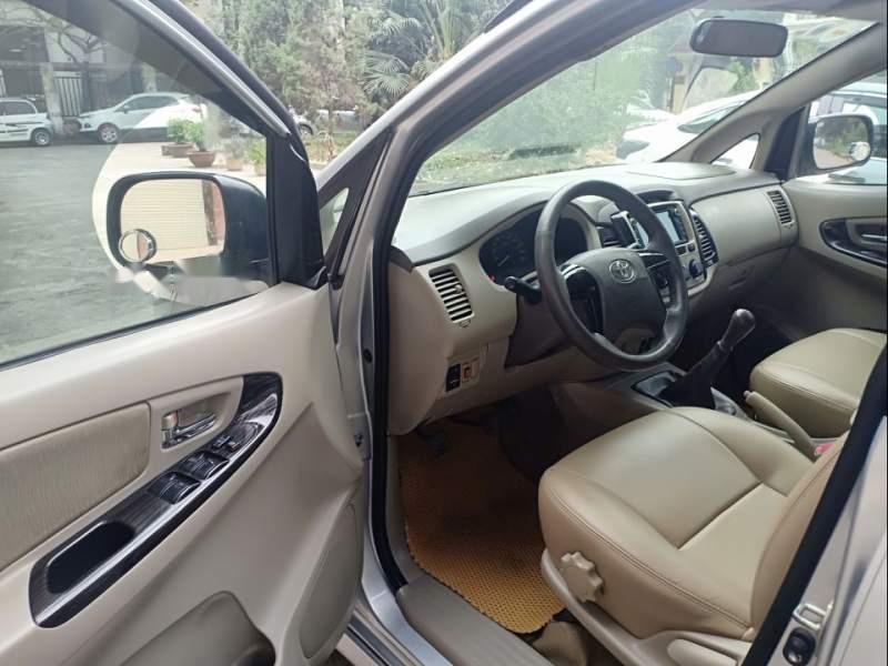 Toyota Innova   2.0E 2014 - Bán ô tô Toyota Innova 2.0E đời 2014, màu bạc chính chủ