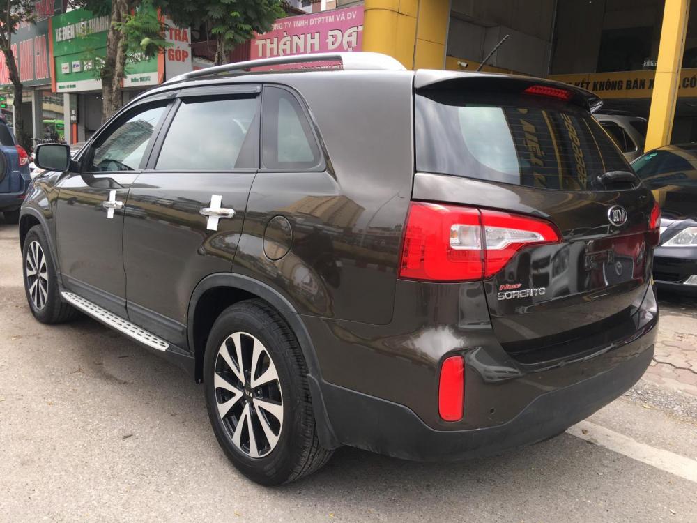 Kia Sedona 2.4 AT  2016 - Cần bán Kia Sedona 2.4 AT đời 2016, màu nâu, 715 triệu