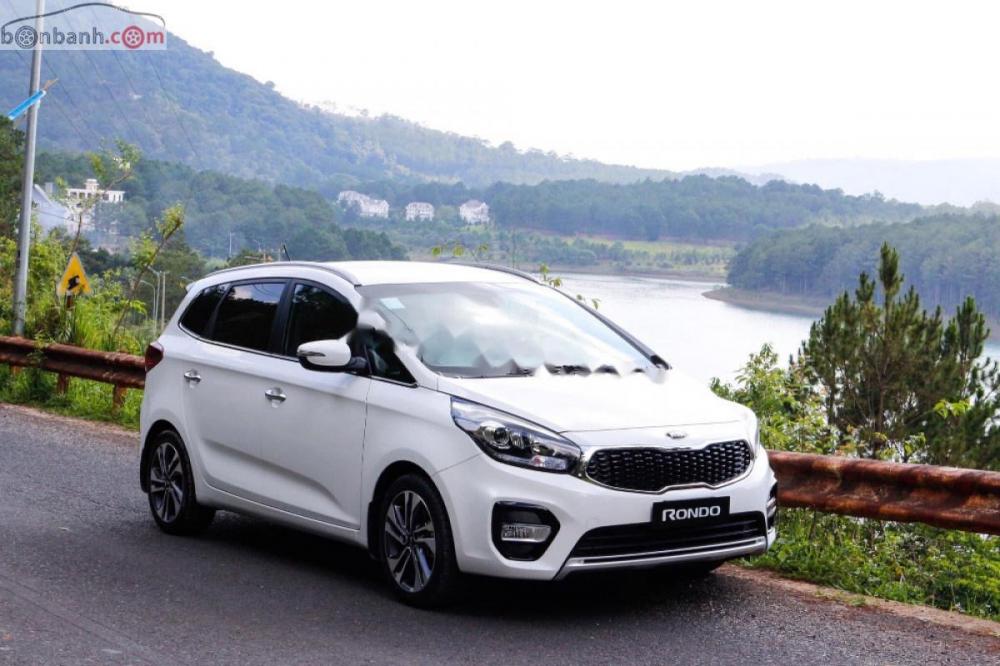 Kia Rondo GAT 2019 - Cần bán xe Kia Rondo GAT năm sản xuất 2019, màu trắng, giá chỉ 699 triệu