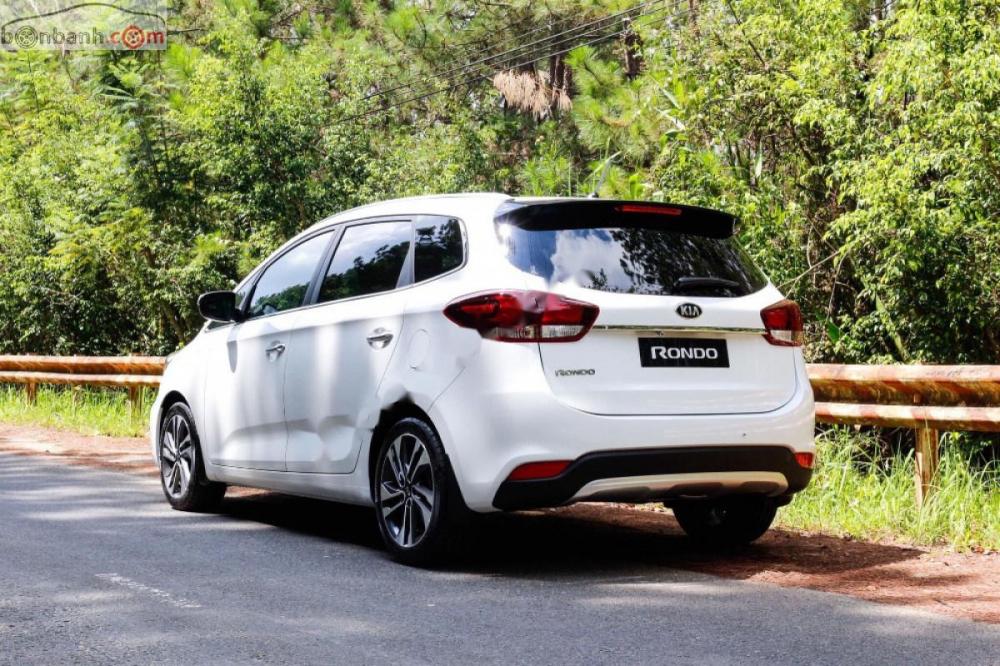 Kia Rondo GAT 2019 - Cần bán xe Kia Rondo GAT năm sản xuất 2019, màu trắng, giá chỉ 699 triệu