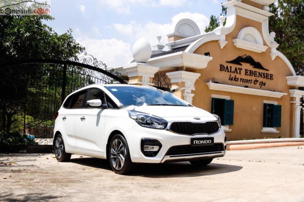 Kia Rondo GAT 2019 - Cần bán xe Kia Rondo GAT năm sản xuất 2019, màu trắng, giá chỉ 699 triệu