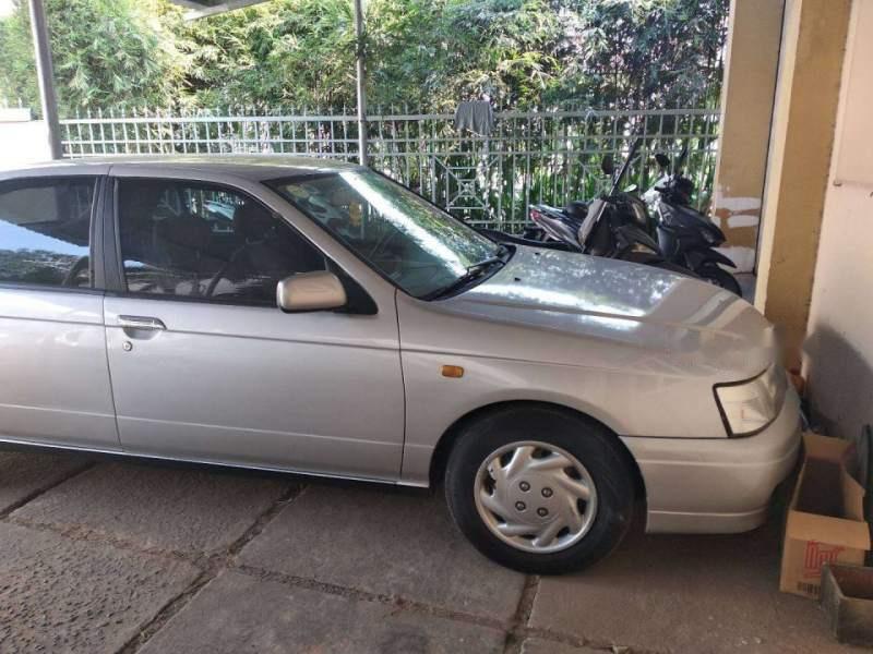 Nissan Bluebird 1995 - Cần bán xe Nissan Bluebird đời 1995, màu bạc, nhập khẩu, 135 triệu