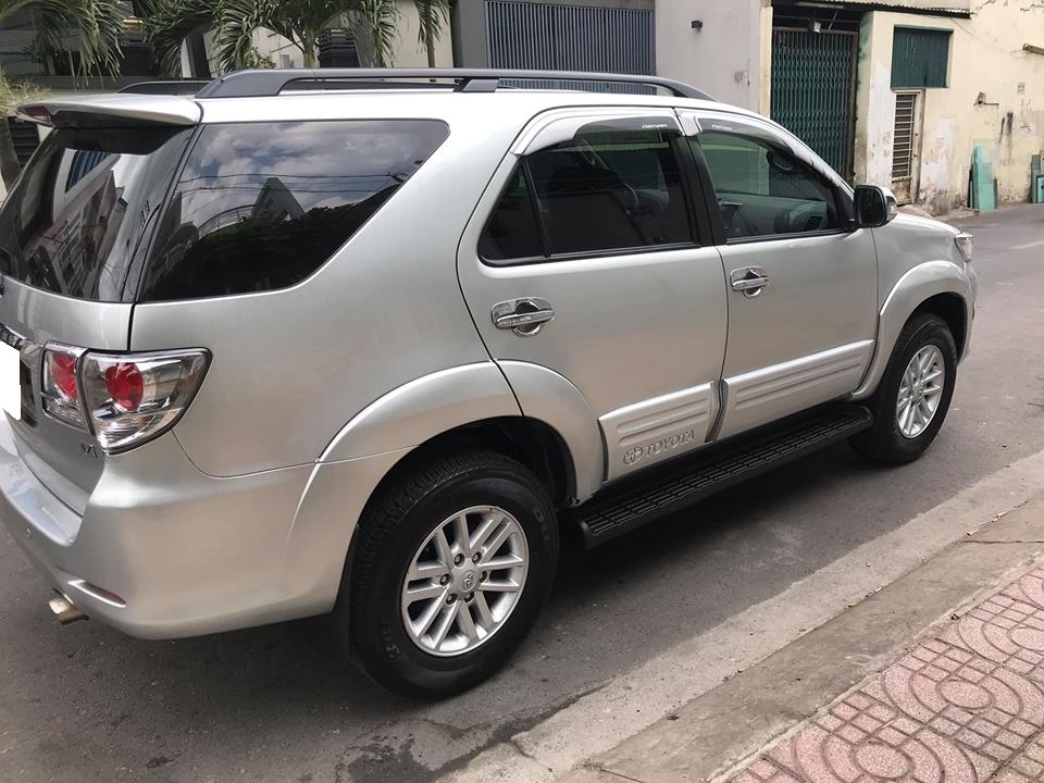 Toyota Fortuner 2013 - Cần tiền bán gấp em cọp Fortuner 2013, số tự động, máy xăng, màu bạc