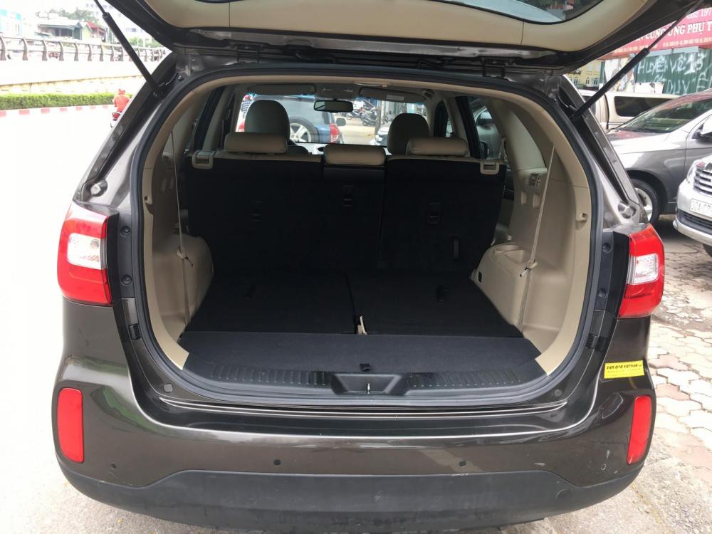 Kia Sedona 2.4 AT  2016 - Cần bán Kia Sedona 2.4 AT đời 2016, màu nâu, 715 triệu