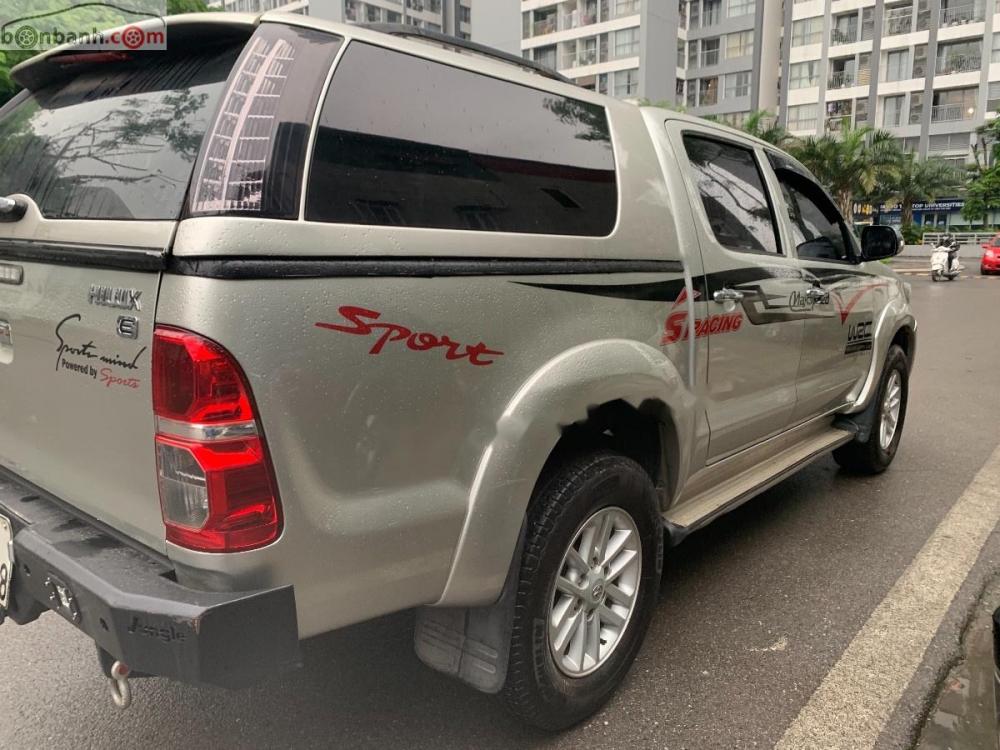 Toyota Hilux E 4x2 2015 - Cần bán lại xe Toyota Hilux E 4x2 đời 2015, màu bạc, nhập khẩu 