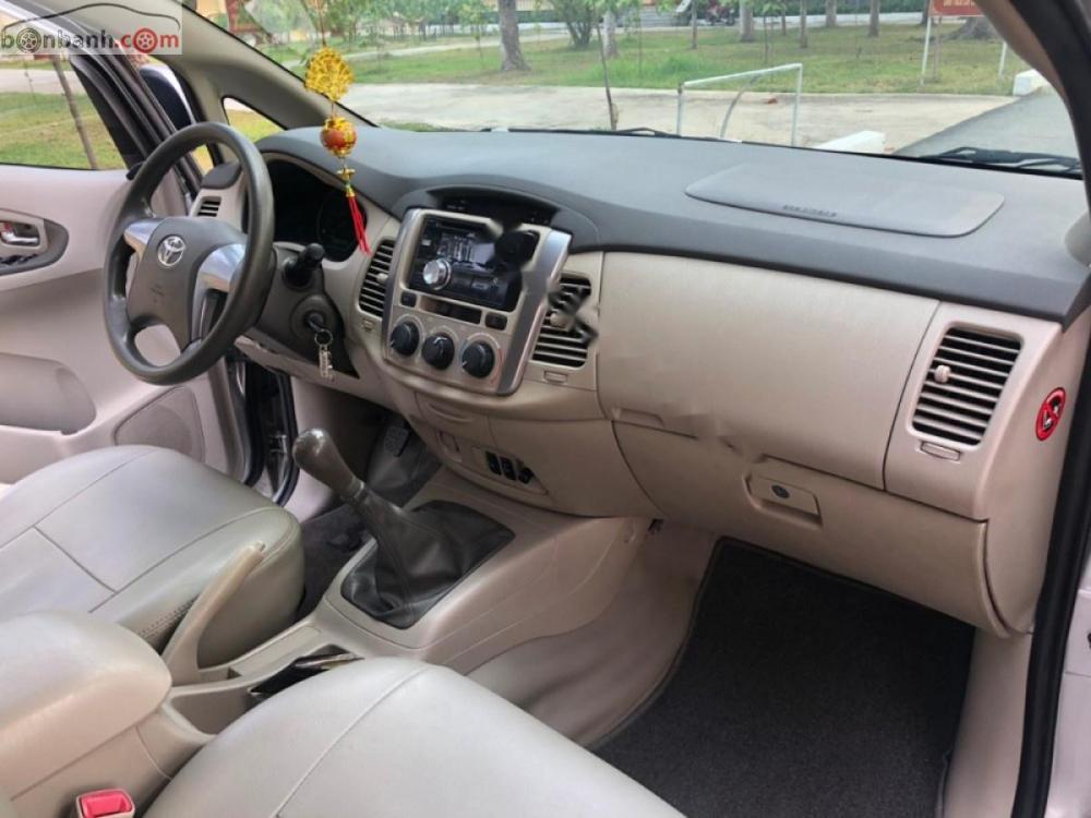 Toyota Innova 2.0E 2016 - Bán Toyota Innova 2.0E 2016, màu bạc số sàn, giá tốt