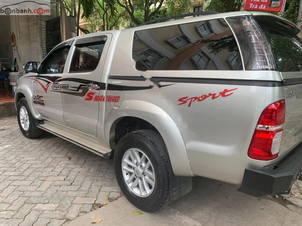 Toyota Hilux E 4x2 2015 - Cần bán lại xe Toyota Hilux E 4x2 đời 2015, màu bạc, nhập khẩu 