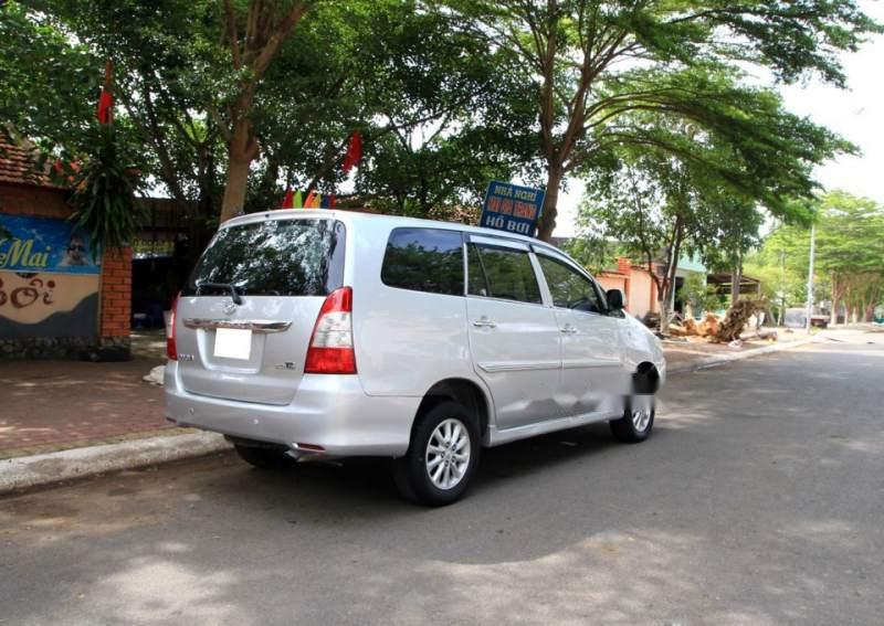 Toyota Innova E  2013 - Bán Toyota Innova E sản xuất năm 2013, màu bạc còn mới