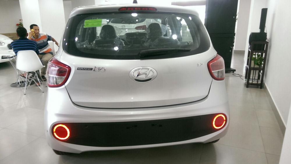 Hyundai Grand i10 1.2 AT HB 2019 - Hyundai Grand I10 1.2AT sedan màu bạc, nhận xe ngay chỉ với 130tr, tặng bộ phụ kiện cao cấp. LH: 0977 139 312