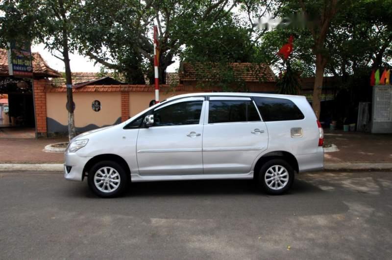 Toyota Innova E  2013 - Bán Toyota Innova E sản xuất năm 2013, màu bạc còn mới