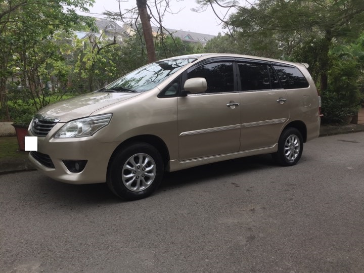 Toyota Innova 2.0E 2012 - Gia đình cần bán chiếc xe ô tô Toyota Innova 2.0E màu ghi vàng, SX 2013