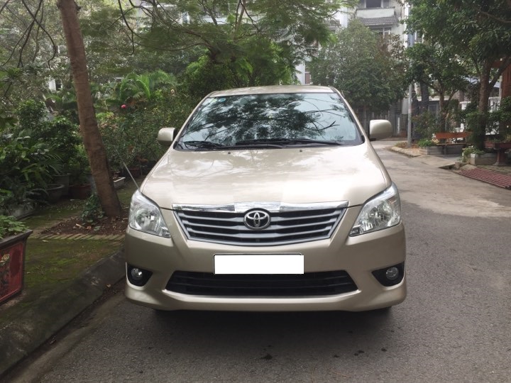 Toyota Innova 2.0E 2012 - Gia đình cần bán chiếc xe ô tô Toyota Innova 2.0E màu ghi vàng, SX 2013