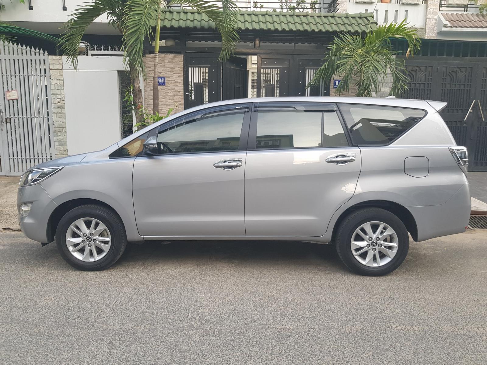 Toyota Innova 2.0E số tay 2018 - Bán Toyota Innova 2.0E số tay đời 2018, màu bạc siêu lướt