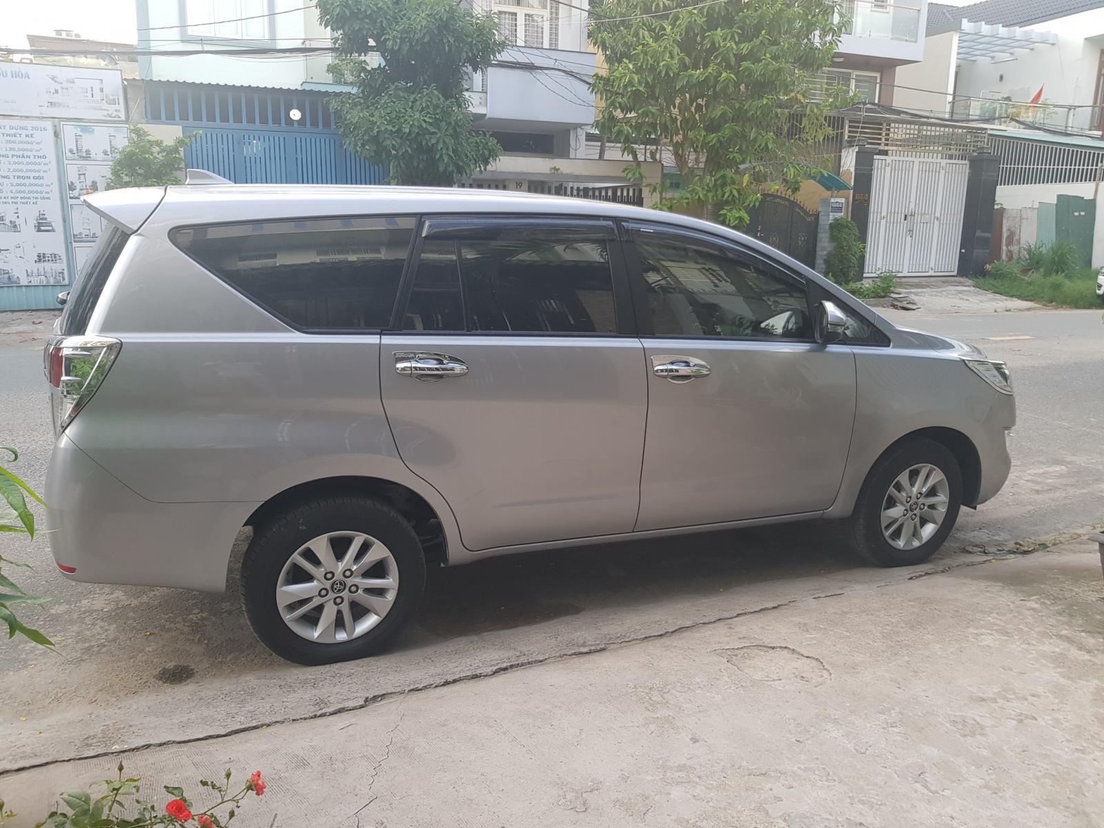 Toyota Innova 2.0E số tay 2018 - Bán Toyota Innova 2.0E số tay đời 2018, màu bạc siêu lướt