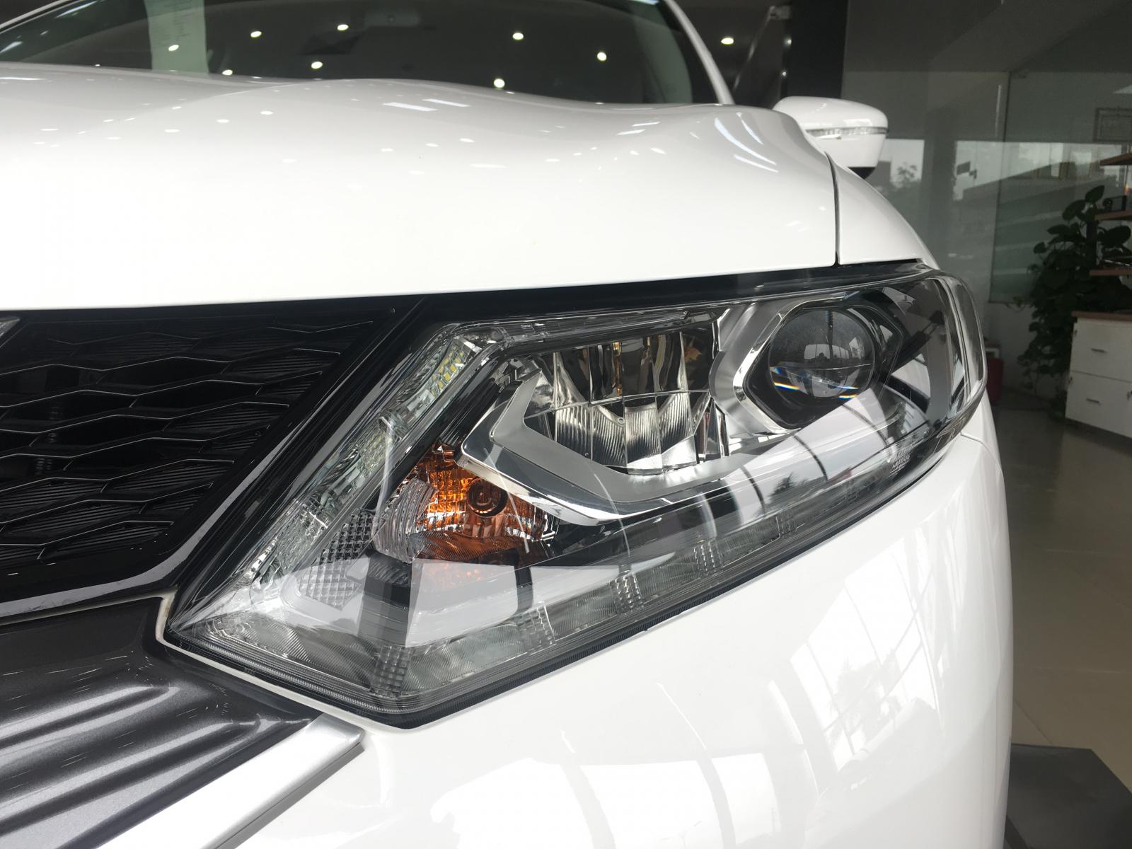 Nissan X trail Luxury 2.0 2019 - Cần bán xe Nissan Luxury 2.0 năm 2019, màu trắng giá tốt nhất, nhiều khuyến mại