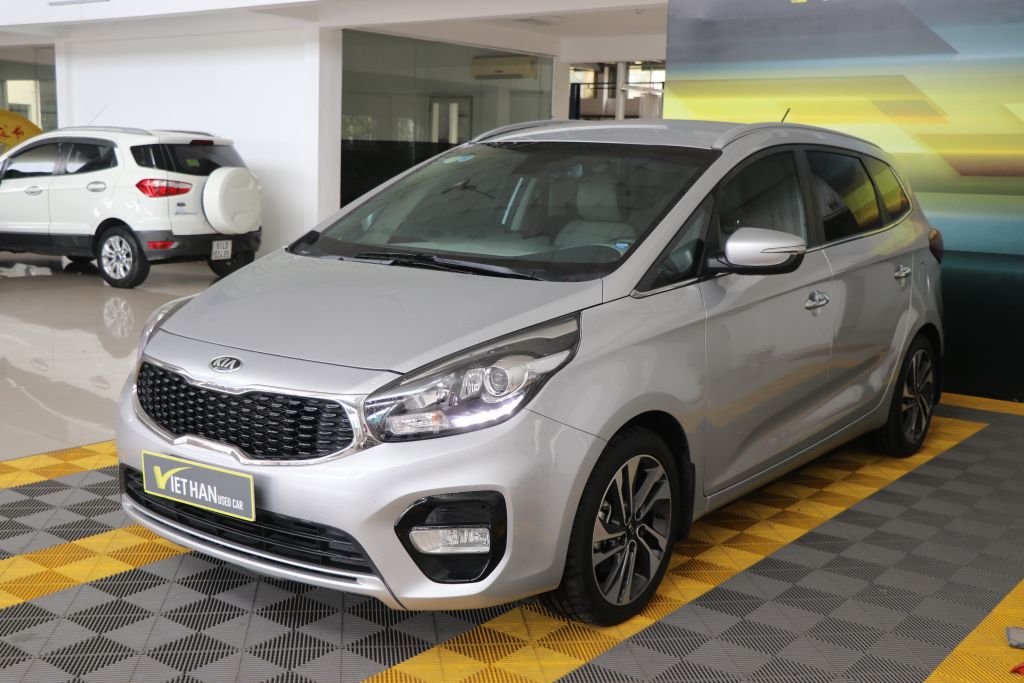 Kia Rondo 1.7AT 2017 - Cần bán Kia Rondo 1.7AT sản xuất năm 2017, màu bạc, giá 736tr