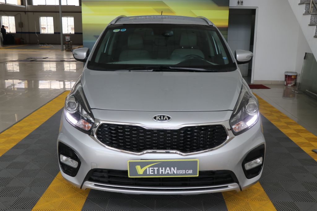 Kia Rondo 1.7AT 2017 - Cần bán Kia Rondo 1.7AT sản xuất năm 2017, màu bạc, giá 736tr