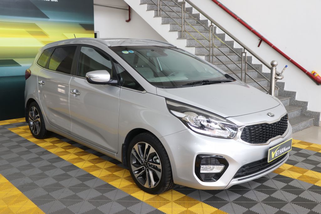 Kia Rondo 1.7AT 2017 - Cần bán Kia Rondo 1.7AT sản xuất năm 2017, màu bạc, giá 736tr