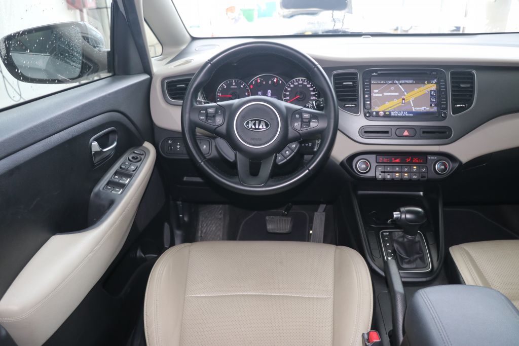 Kia Rondo 1.7AT 2017 - Cần bán Kia Rondo 1.7AT sản xuất năm 2017, màu bạc, giá 736tr