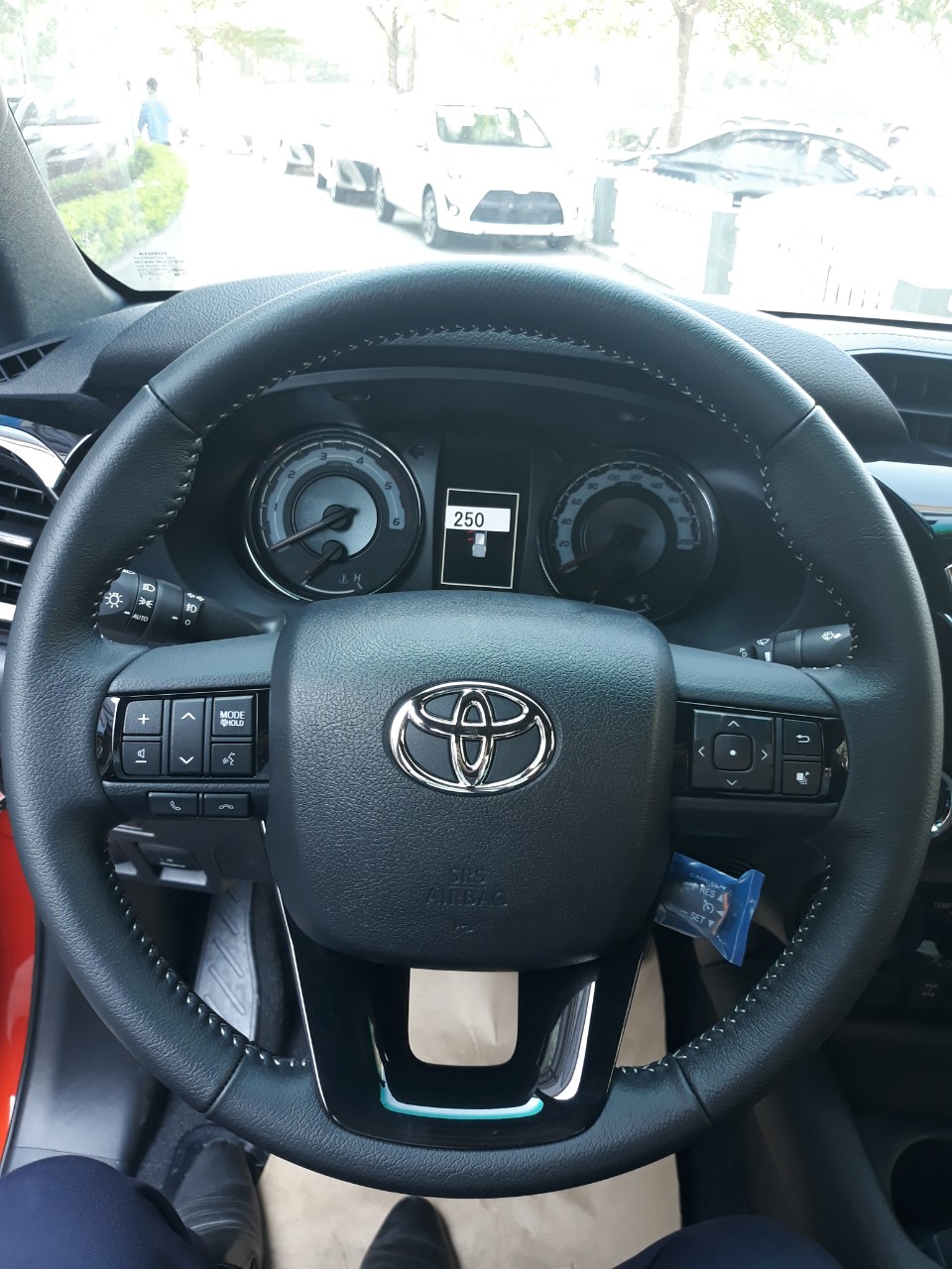 Toyota Hilux 2.4E 4x2 AT 2019 - Bán Toyota Hilux tự động 2019 trả góp tại Hải Dương, hotline: 0976394666 Mr Chính