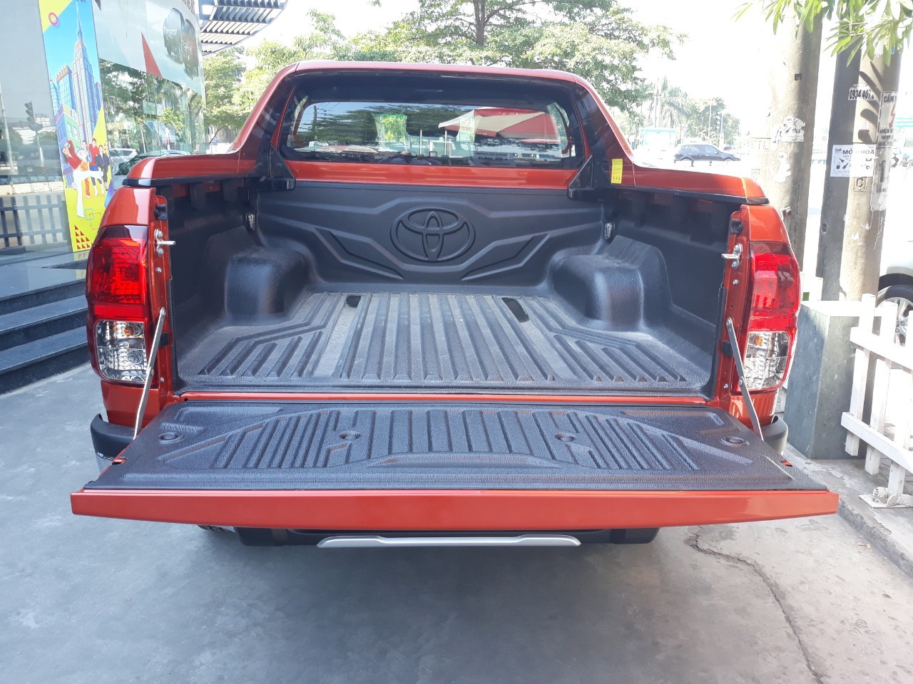 Toyota Hilux 2.4E 4x2 AT 2019 - Bán Toyota Hilux tự động 2019 trả góp tại Hải Dương, hotline: 0976394666 Mr Chính