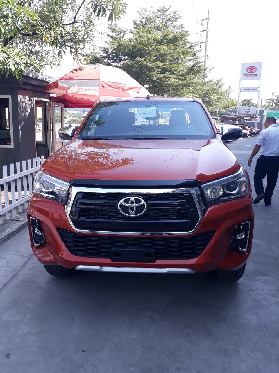 Toyota Hilux 2.4E 4x2 AT 2019 - Bán Toyota Hilux tự động 2019 trả góp tại Hải Dương, hotline: 0976394666 Mr Chính