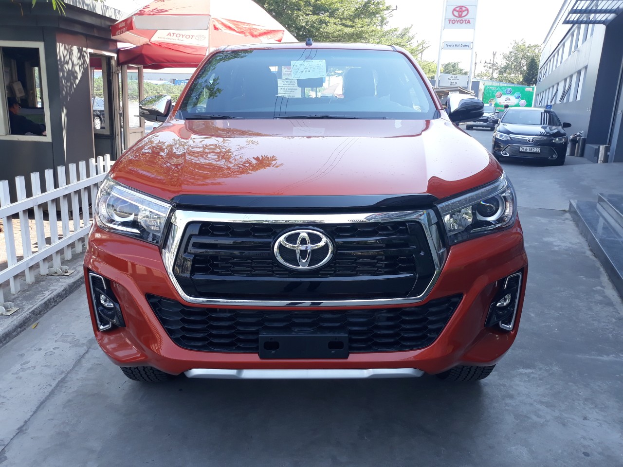 Toyota Hilux 2.4E 4x2 AT 2019 - Bán Toyota Hilux tự động 2019 trả góp tại Hải Dương, hotline: 0976394666 Mr Chính