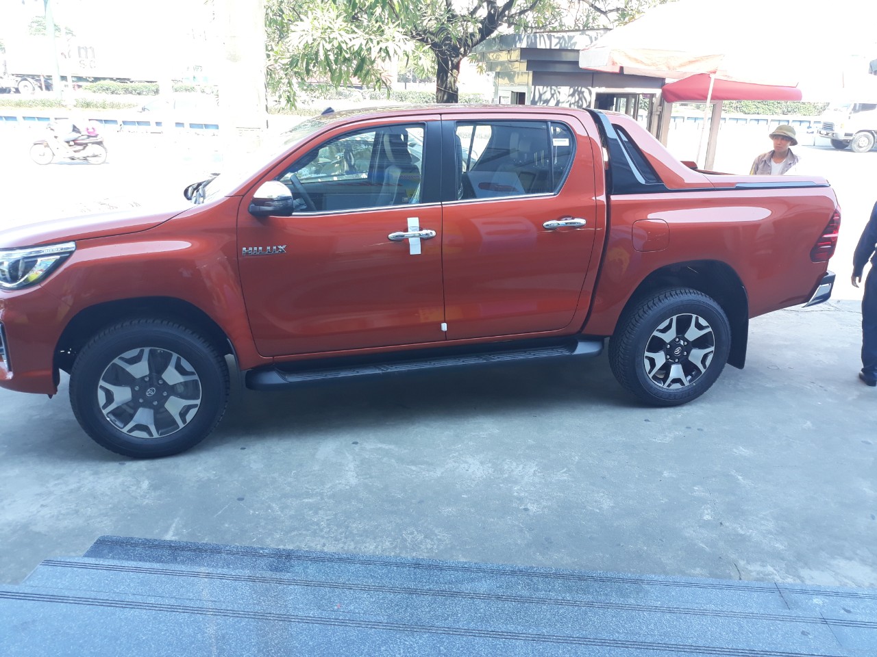 Toyota Hilux 2.4E 4x2 AT 2019 - Bán Toyota Hilux tự động 2019 trả góp tại Hải Dương, hotline: 0976394666 Mr Chính