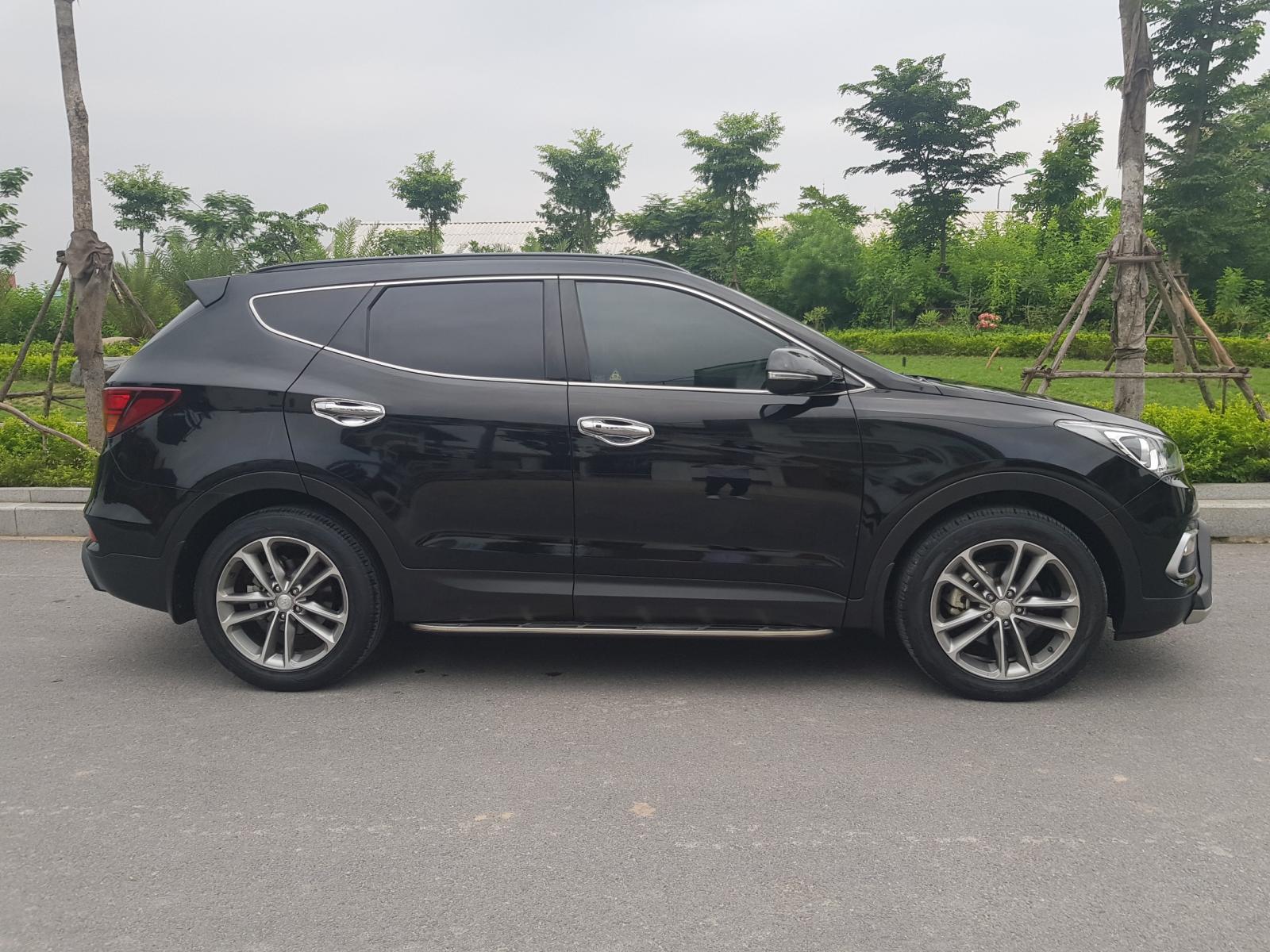 Hyundai Santa Fe   2017 - Cần bán Hyundai Santa Fe 2.4L Bản full 2017, màu đen xe cực đẹp