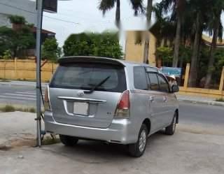 Toyota Innova 2010 - Cần bán Toyota Innova 2010, màu bạc xe gia đình