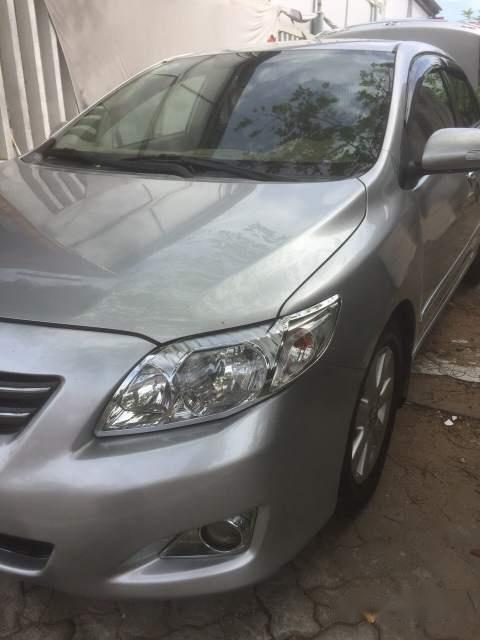 Toyota Corolla 2010 - Cần bán Toyota Corolla sản xuất năm 2010, màu bạc, nhập khẩu nguyên chiếc xe gia đình, giá 365tr