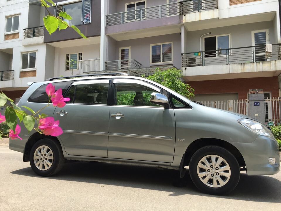 Toyota Innova G SR 2011 - Bán Toyota Innova GSR 2011 xám bạc chính chủ tuyệt vời