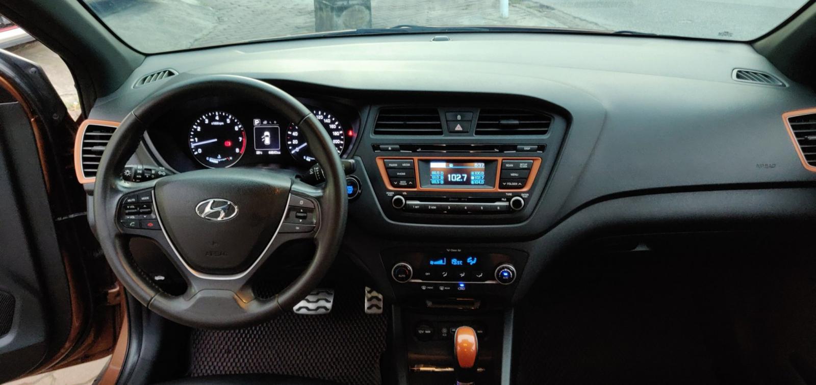 Hyundai i20 Active 1.4 AT 2015 - Bán xe Hyundai i20 Active 1.4 AT sản xuất 2015, màu nâu, nhập khẩu