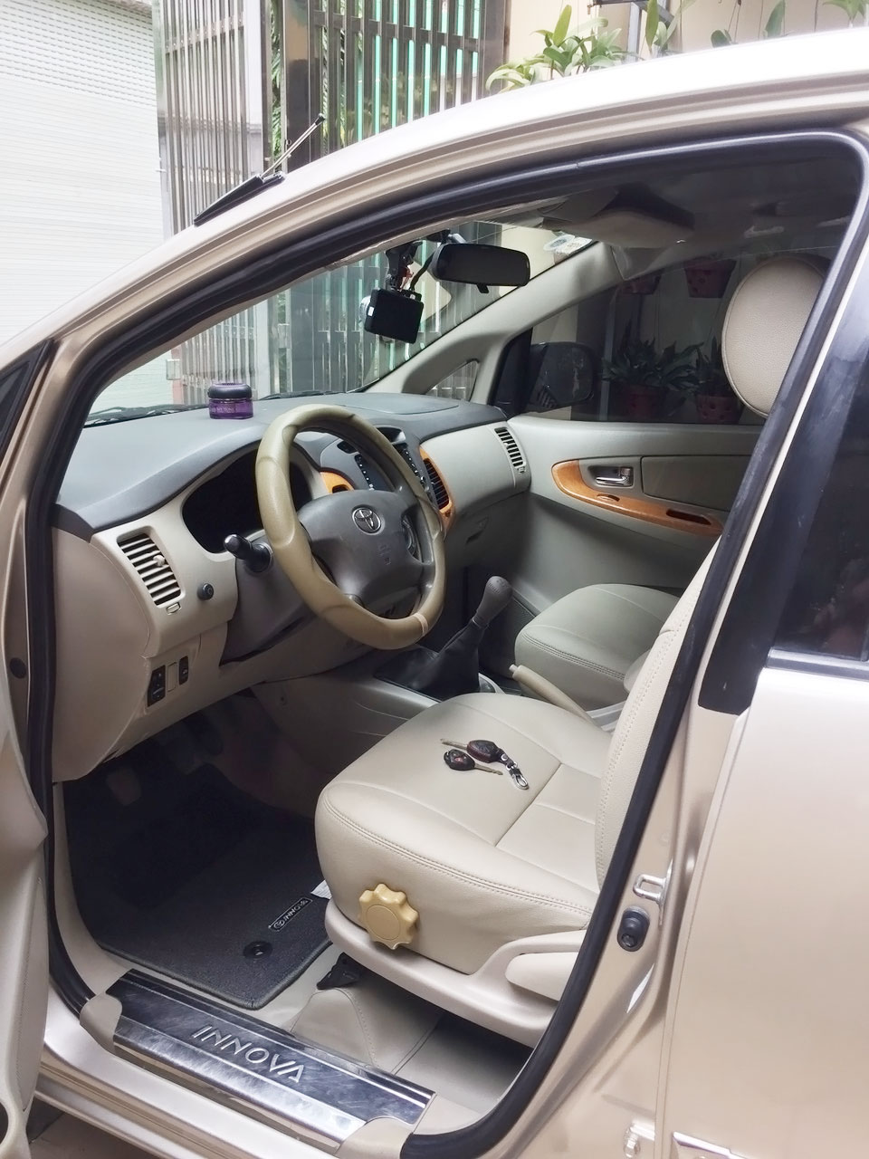 Toyota Innova G 2011 - Cần bán Toyota Innova G đời cuối  2011 màu ghi vàng