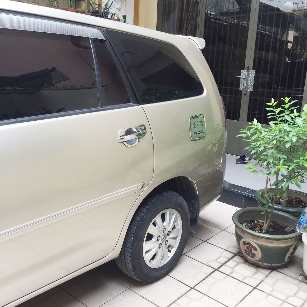 Toyota Innova G 2011 - Cần bán Toyota Innova G đời cuối  2011 màu ghi vàng